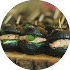 Чорний бебі-бургер з грильованим лососем