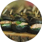 Чорний бебі-бургер з грильованим лососем