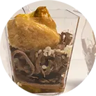 Пшенична бріош із рваною свининою у фуршетних стаканчиках