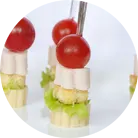 Канапе «Цезар» з куркою, черрі, салатом, тостом і твердим сиром