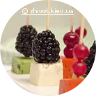 Закуска з лісовими ягодами та кольоровим сиром 