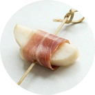 Груша в глазурі з дана-блю і пелюстками хамона