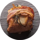 Індичка із яблуками запечена в беконі