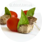 Шпажки із підсмаженою яловичиною та чері
