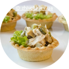 Appetizer with chicken, mushrooms and gherkins in a tartlet