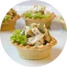 Закуска з куркою, грибами і корнішонами у тарталетці