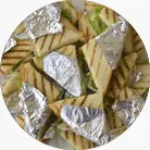 Міні-сендвіч з куркою, беконом, овочами та сиром чеддер