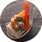 Свинячий міні-стейк з червоним перцем і каперсами