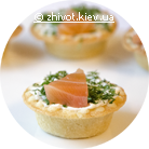 Tartlets with fresh cucumber, smoked salmon and soft cheese