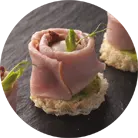 Канапе з бужениною моцарелою бебі і в'яленим томатом