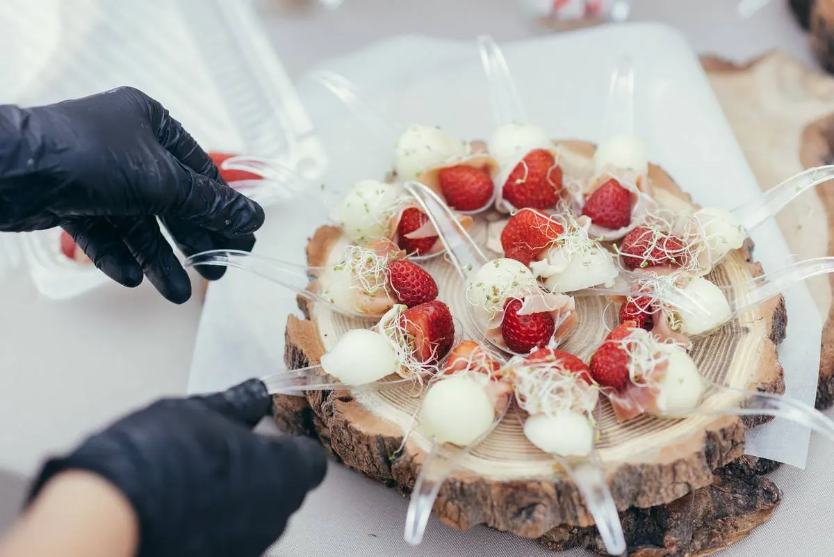 Живот-кейтерінг, смарагдове весілля. Вітальний фуршет та банкет